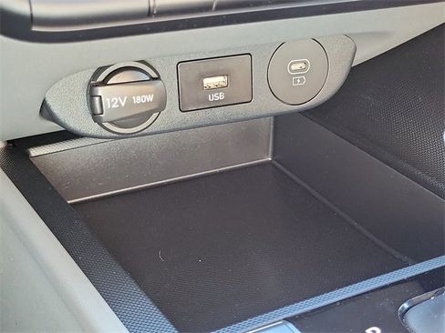 Used 2025 Hyundai Elantra SE image 11