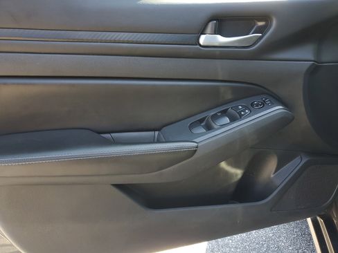 Used 2024 Nissan Altima 2.5 SV FWD image 17