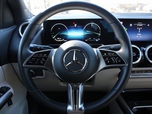 Used 2025 Mercedes-Benz GLA 250 4MATIC image 9