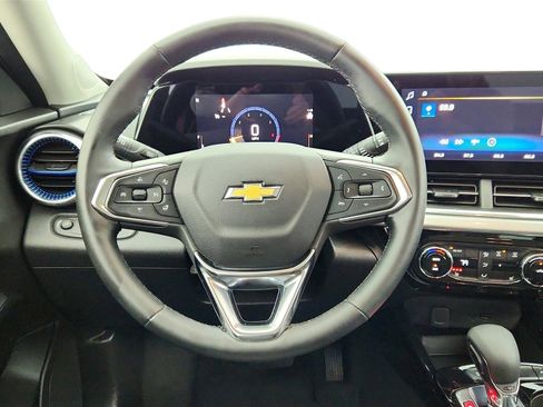 Used 2025 Chevrolet Trax LT w/ LT Convenience Package FWD image 28