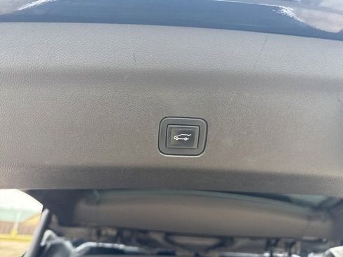 Used 2021 Chevrolet Suburban Premier w/ Premium Package image 12