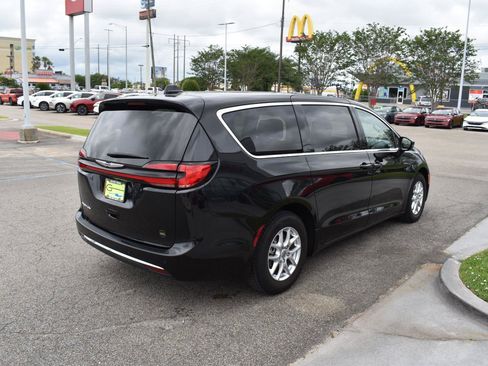 Used 2023 Chrysler Pacifica Touring-L FWD image 12