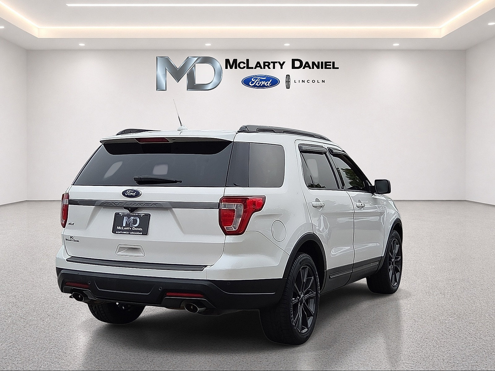 Used 2018 Ford Explorer XLT w/ Equipment Group 202A FWD image 5