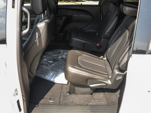 New 2026 Chrysler Pacifica Select image 8