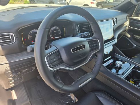 Used 2024 Jeep Wagoneer L Series II image 11