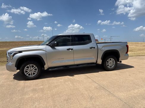 Used 2022 Toyota Tundra SR5 AWD/4WD image 5