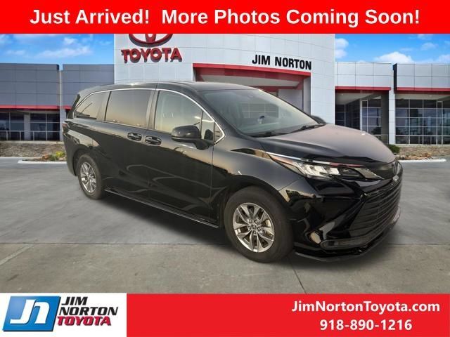 Used 2022 Toyota Sienna LE FWD image 1