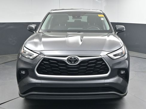 Used 2020 Toyota Highlander LE image 2