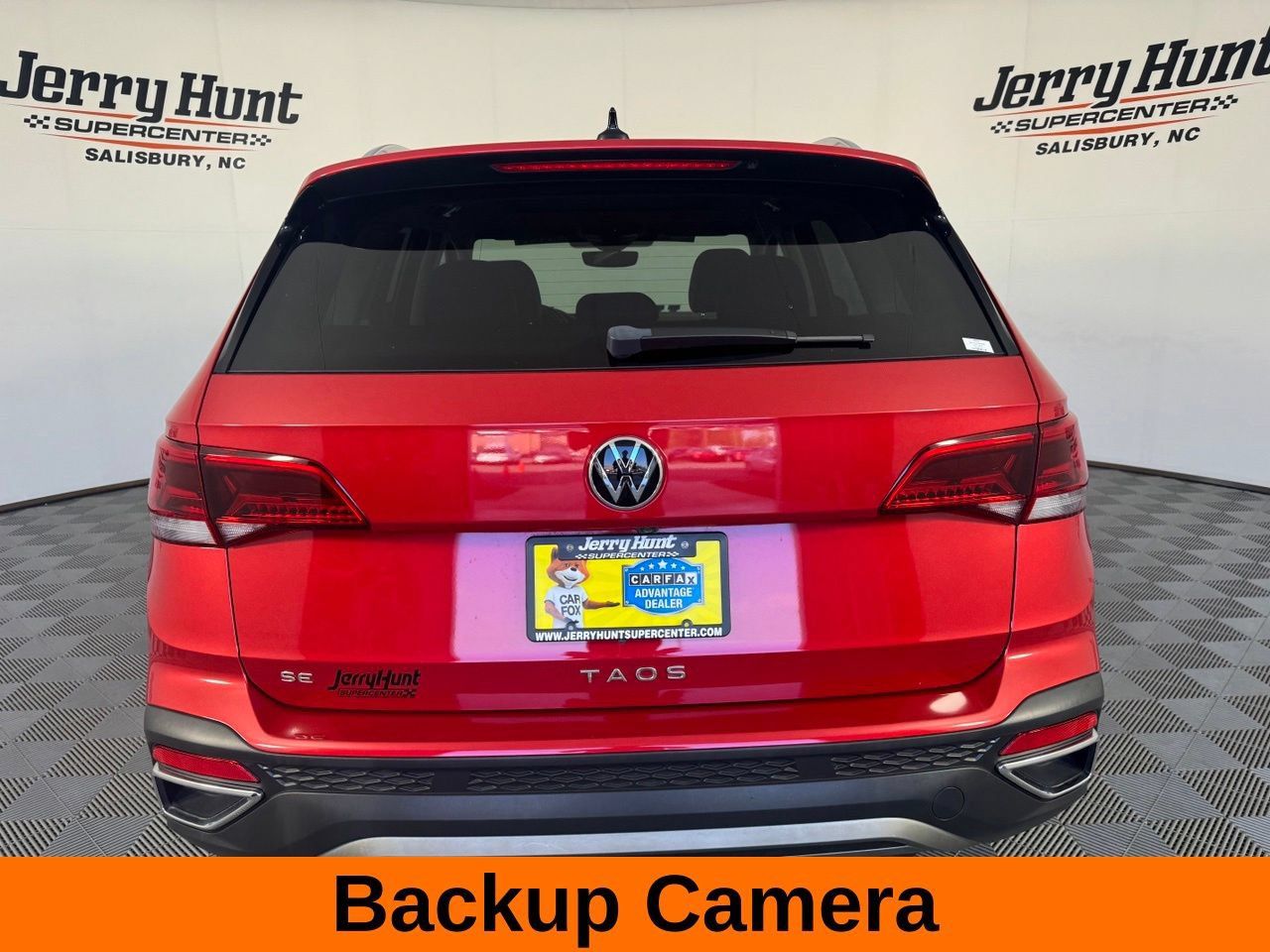 Used 2023 Volkswagen Taos SE w/ Panoramic Sunroof Package FWD image 8