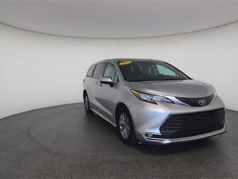 Used 2023 Toyota Sienna XLE image 29