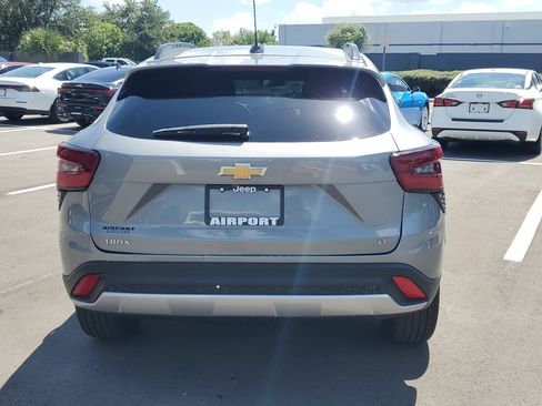Used 2025 Chevrolet Trax LT FWD image 7