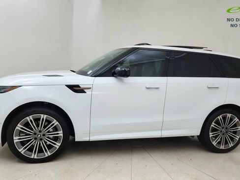 Used 2025 Land Rover Range Rover Sport Dynamic SE AWD/4WD image 3