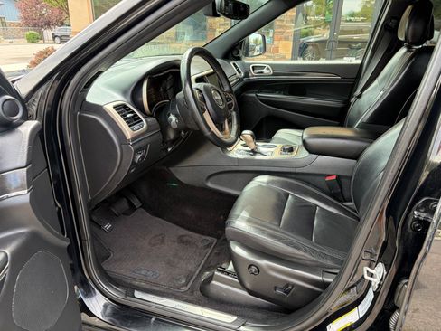 Used 2017 Jeep Grand Cherokee Limited w/ Luxury Group II AWD/4WD image 4