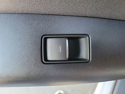 Used 2021 Toyota Venza LE AWD/4WD image 17
