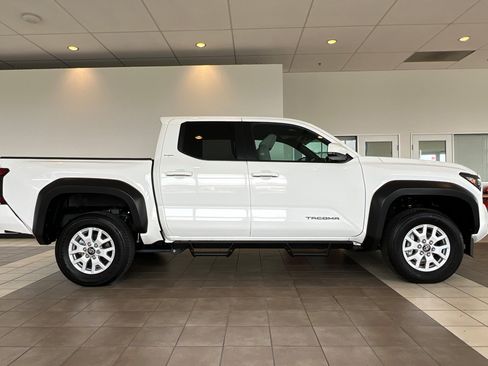 Certified 2024 Toyota Tacoma SR5 image 3