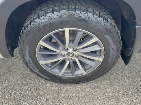Used 2017 Toyota Highlander XLE AWD/4WD image 12