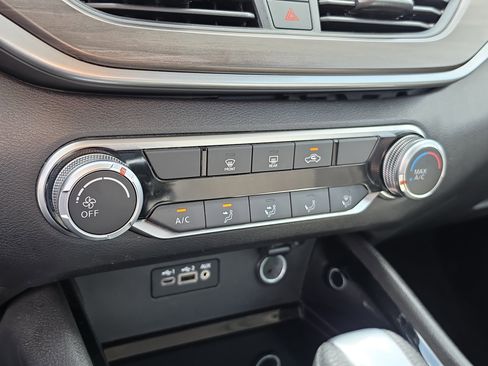 Used 2024 Nissan Altima 2.5 SV FWD image 23