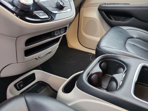 Used 2023 Chrysler Pacifica Touring-L image 29