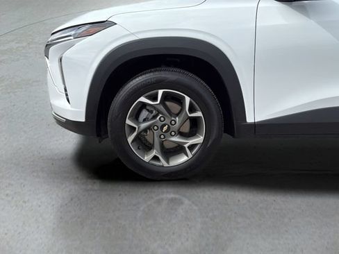 Used 2025 Chevrolet Trax LT FWD image 28