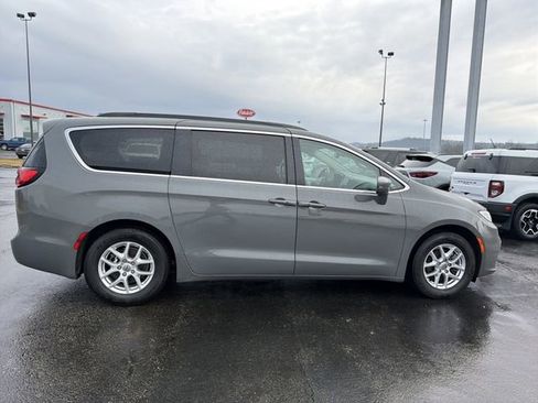 Used 2022 Chrysler Pacifica Touring-L image 2