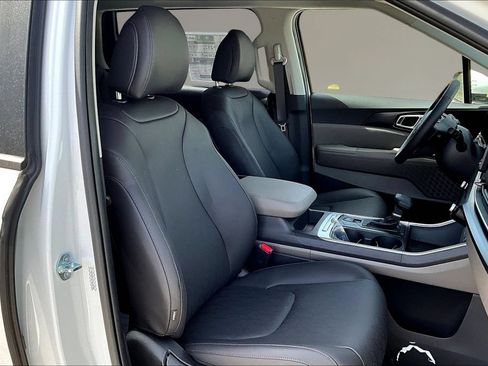 New 2026 Kia Carnival FWD image 9