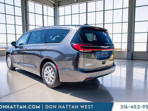 Used 2023 Chrysler Pacifica Touring-L FWD image 24