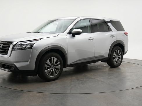 Used 2025 Nissan Pathfinder SV image 3