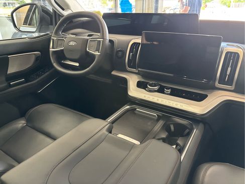 Used 2025 Ford Expedition Active AWD/4WD image 10