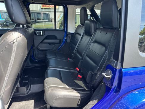 Used 2018 Jeep Wrangler Unlimited Sahara AWD/4WD image 6