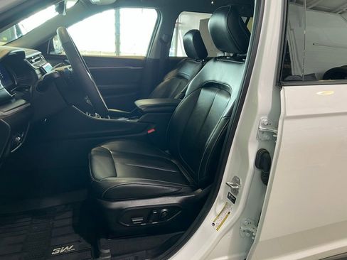 Used 2024 Jeep Grand Cherokee L Limited w/ Black Appearance Package AWD/4WD image 19