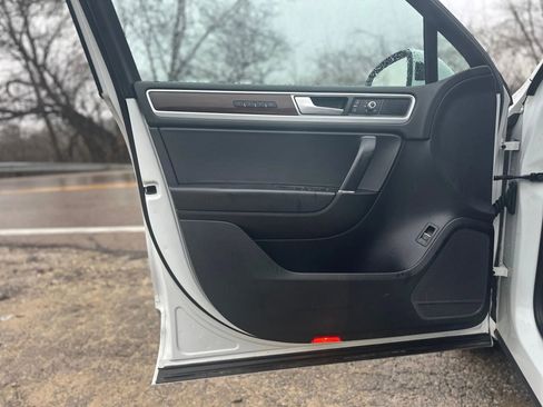 Used 2016 Volkswagen Touareg VR6 image 15