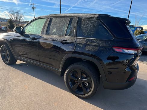 Used 2025 Jeep Grand Cherokee Altitude image 10