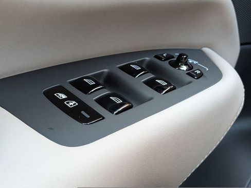 New 2026 Volvo XC90 B6 Ultra w/ Protection Package image 32