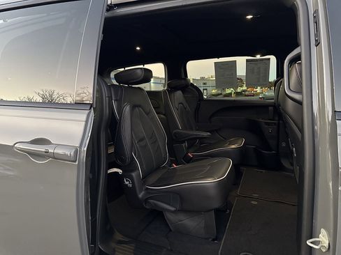 Used 2023 Chrysler Pacifica Limited w/ S Appearance Package image 31