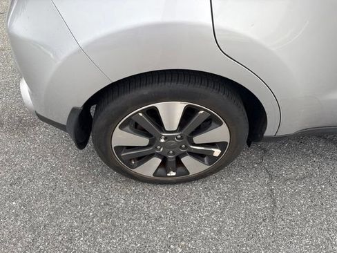 Used 2014 Kia Soul ! FWD image 7