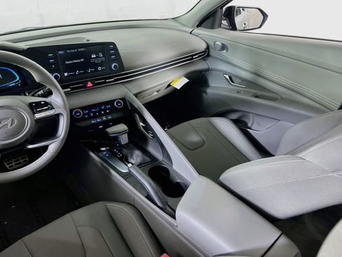 Used 2025 Hyundai Elantra Sport FWD image 21