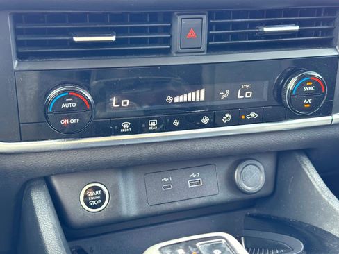 Used 2023 Nissan Rogue SV image 26