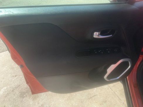 Used 2019 Jeep Renegade Latitude w/ Cold Weather Group AWD/4WD image 9