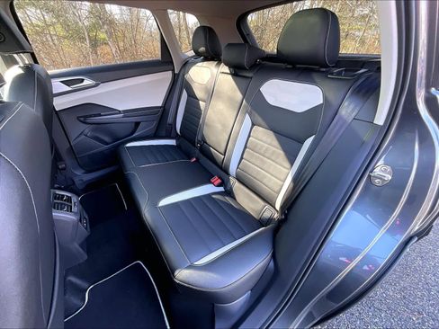 New 2026 Volkswagen Taos SEL image 15