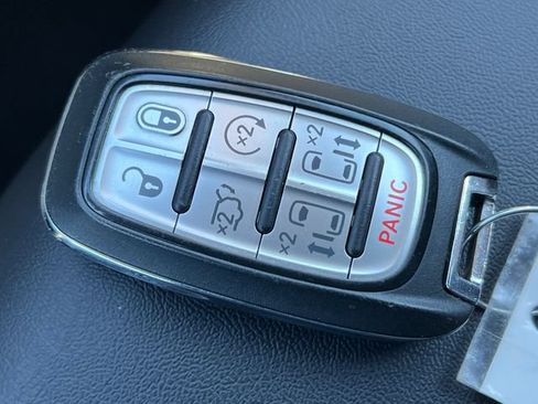 Used 2024 Chrysler Pacifica Touring-L FWD image 35