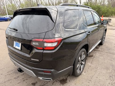 Used 2024 Honda Pilot Touring image 3