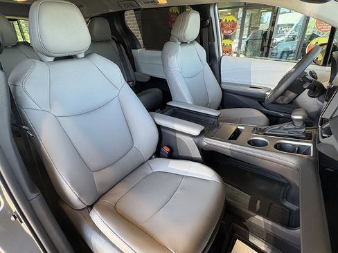 Used 2026 Toyota Sienna XLE AWD/4WD image 30