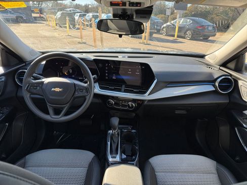 Used 2025 Chevrolet Trax LT image 28