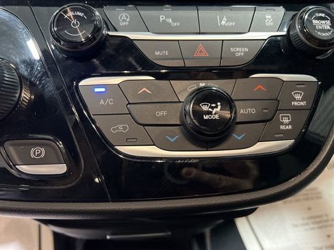 Used 2025 Chrysler Pacifica Select FWD image 28