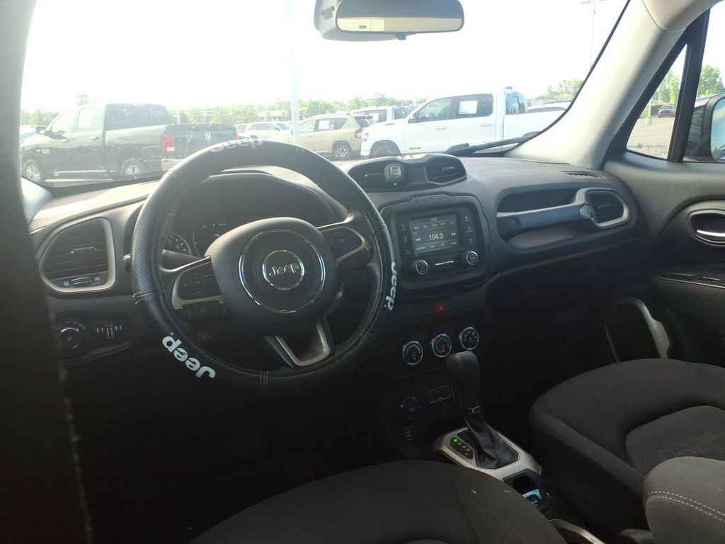 Used 2017 Jeep Renegade Latitude AWD/4WD image 10