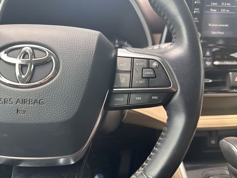 Used 2020 Toyota Highlander XLE FWD image 14