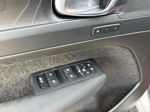 Used 2023 Volvo XC40 Recharge Plus image 11