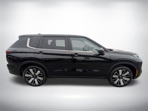 New 2025 Mitsubishi Outlander SE image 2