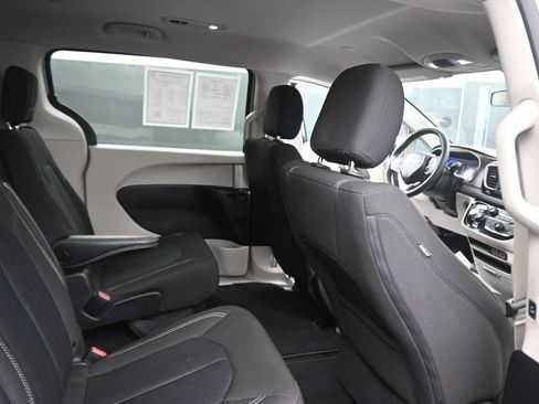 Used 2022 Chrysler Voyager LX FWD image 43