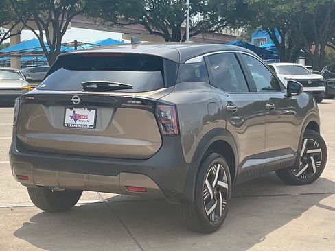 Used 2025 Nissan Kicks SV FWD image 4